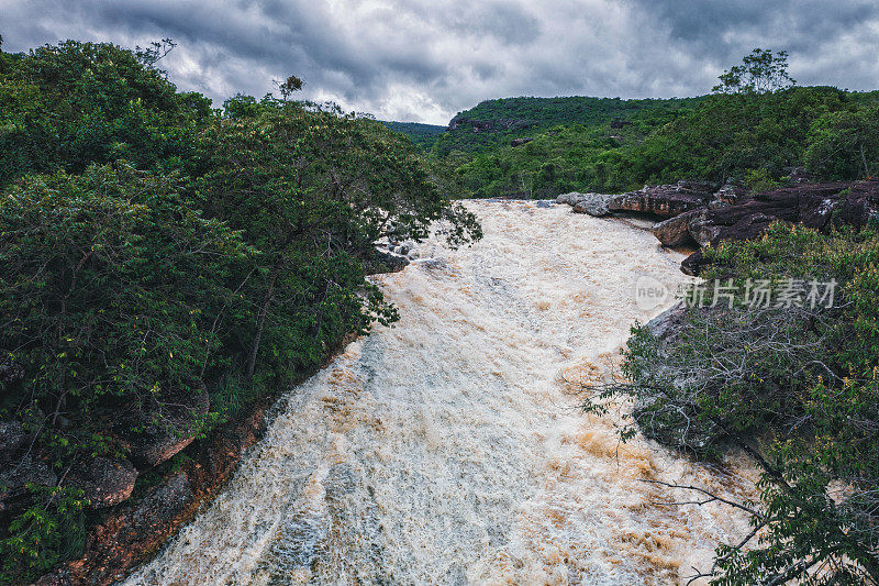 河和瀑布Ribeirão do Meio附近Lençois在Chapada Diamantina在巴西巴伊亚